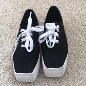 JC PLAY- square toe flat form sneakers